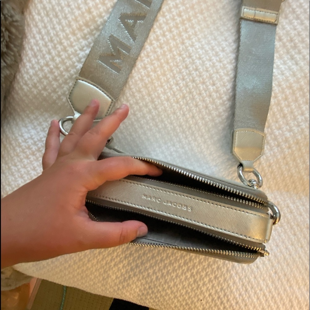silver metallic marc jacobs snapshot purse